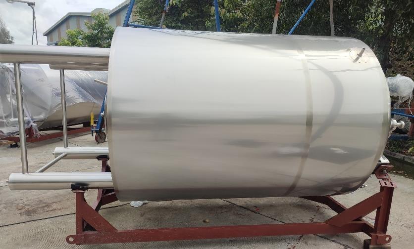 Stainless steel process tanks with agitators on saddle mounts
