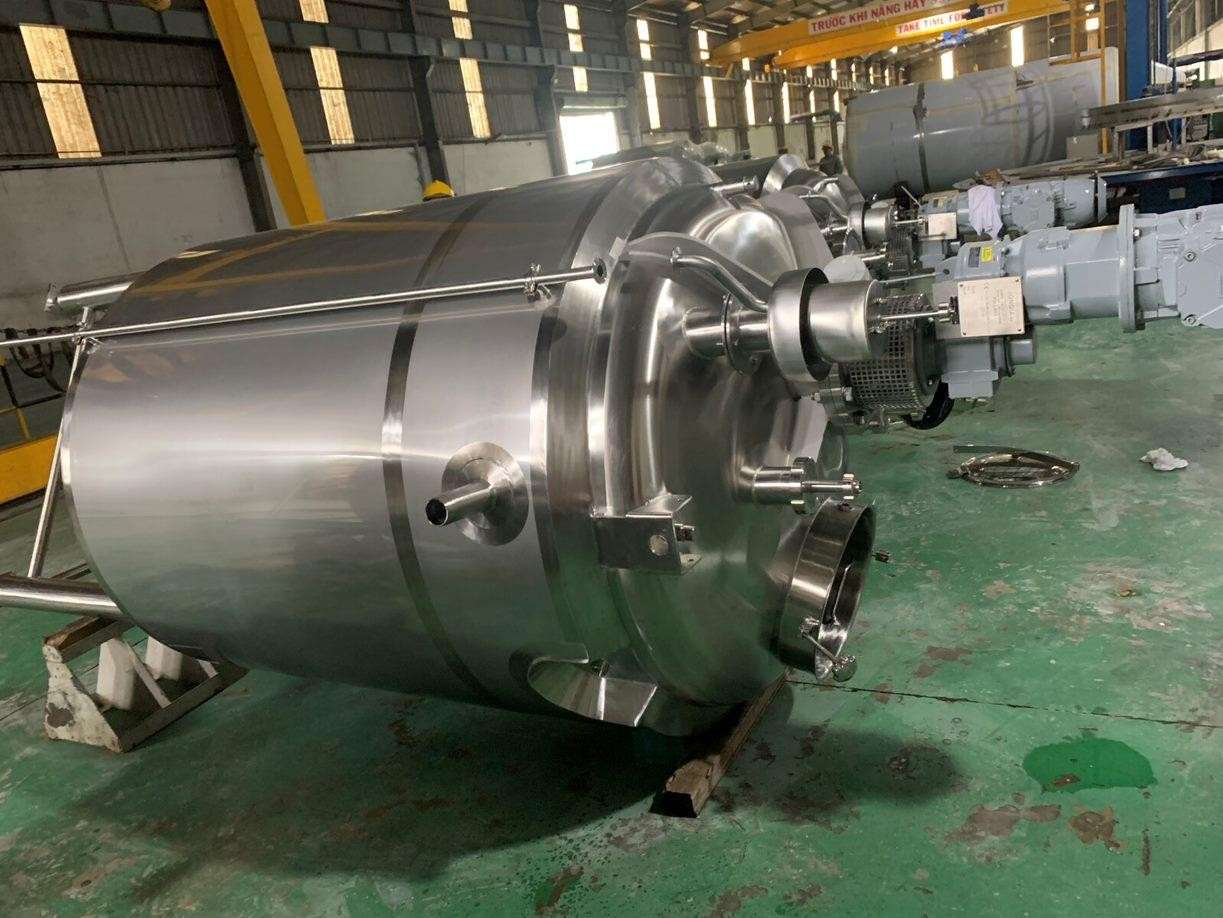 Stainless steel mixing tanks for beverage plant second view
